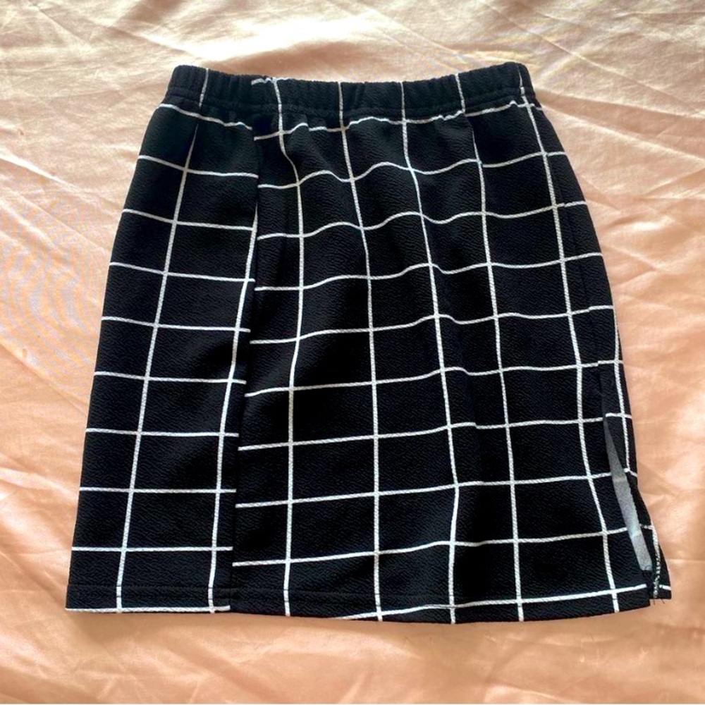 Super Cute Black and White Grid Pattern Skirt